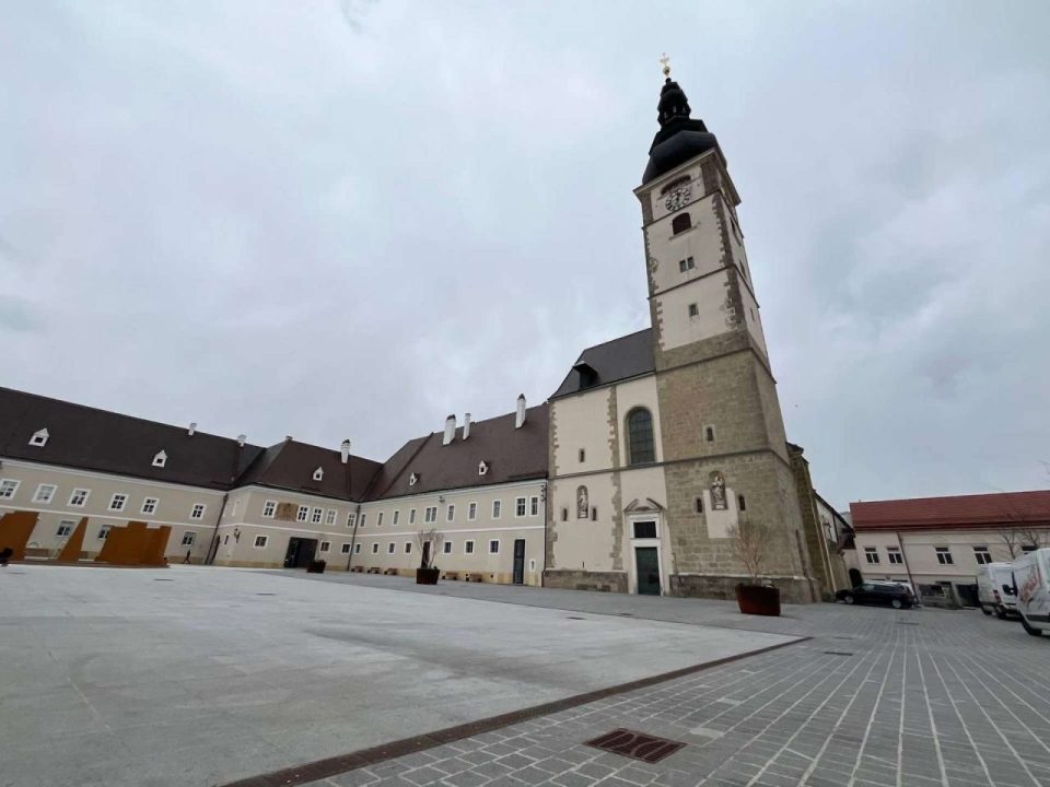 ساحة كاتدرائية St. Pölten في النمسا السفلى تتحول إلى حلبة تزلج عملاقة