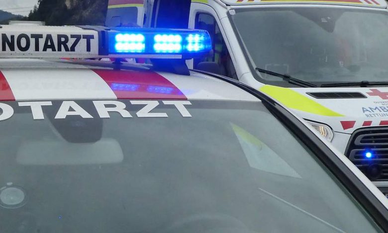 اصابة تسعة أشخاص معظمهم من الأطفال والمراهقين في حادث تصادم حافلة ومركبة خاصة في تيرول