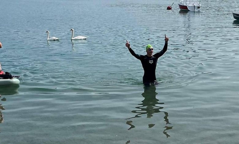 بعد تدريب 5 سنوات.. نمساوي يبلغ 17 عاماً يحطم الرقم القياسي بقطع مسافة 17.5 كم في بحيرة Wörthersee في سباحة الماراثون بعد تدريب 5 سنوات.. نمساوي يبلغ 17 عاماً يحطم الرقم القياسي بقطع مسافة 17.5 كم في بحيرة Wörthersee في سباحة الماراثون