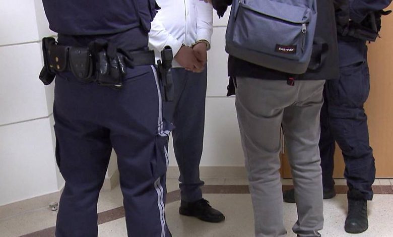 “محتال الحب”.. السجن سنتان لشاب يبلغ من العمر 26 عاماً بعد استدراجه 12 امرأة وسلبهن 147 ألف يورو لتمويل قمارِه “محتال الحب”.. السجن سنتان لشاب يبلغ من العمر 26 عاماً بعد استدراجه 12 امرأة وسلبهن 147 ألف يورو لتمويل قمارِه
