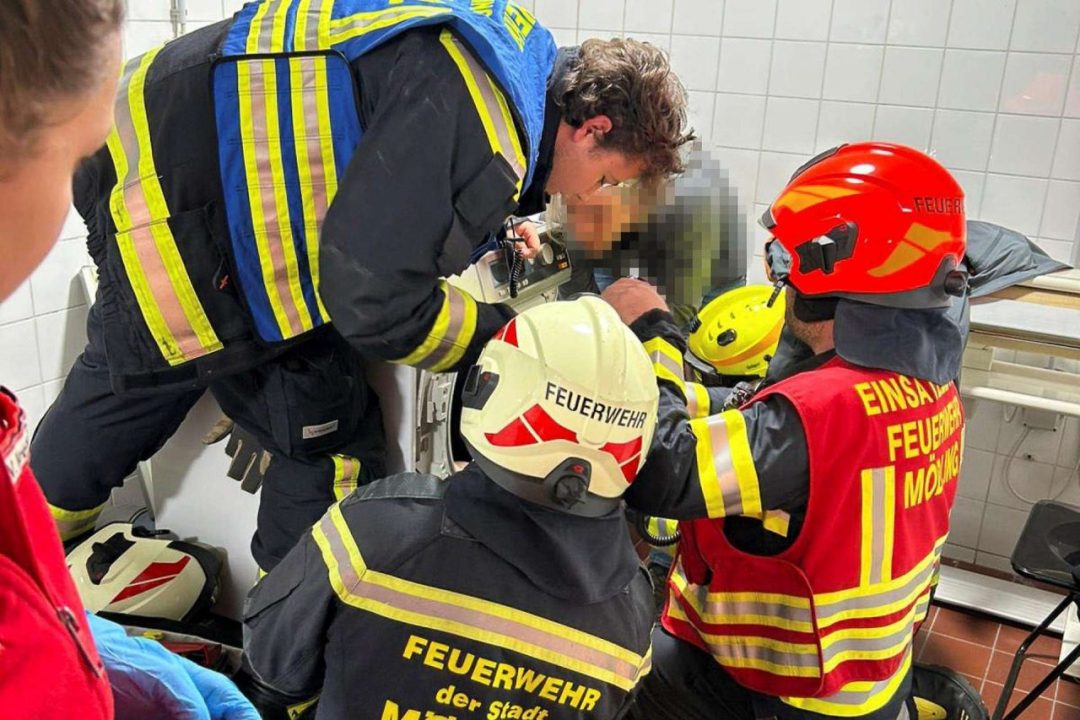 إنقاذ فتاة تبلغ 13 عاماً علقت داخل نشافة ملابس في Mödling بولاية النمسا السفلى إنقاذ فتاة تبلغ 13 عاماً علقت داخل نشافة ملابس في Mödling بولاية النمسا السفلى