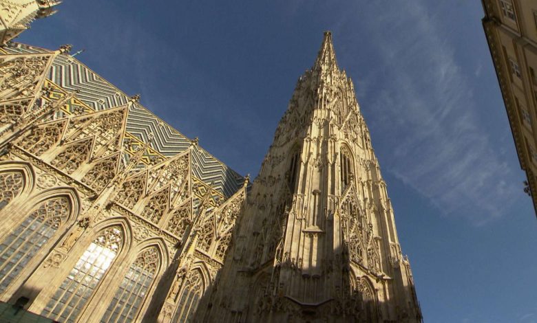 لأول مرة منذ 30 عامًا.. إزالة السقالات بالكامل عن البرج الجنوبي لكاتدرائية Stephansdom في فيينا