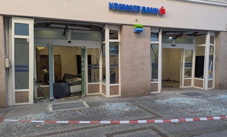 أضرار واسعة بعد محاولة تفجير صراف آلي في كرمس بالنمسا السفلى وفرار الجناة أضرار واسعة بعد محاولة تفجير صراف آلي في كرمس بالنمسا السفلى وفرار الجناة