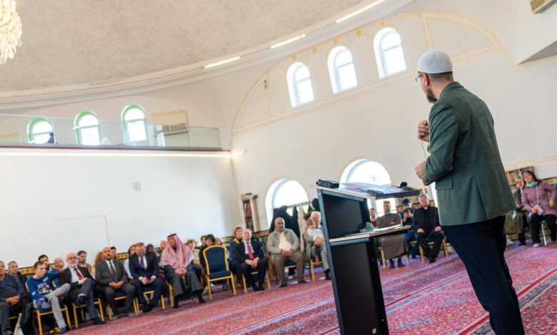تعزيزاً للحوار والتفاهم: “المركز الإسلامي” في فيينا يستقبل الزوار بيوم “الأبواب المفتوحة” تعزيزاً للحوار والتفاهم: “المركز الإسلامي” في فيينا يستقبل الزوار بيوم “الأبواب المفتوحة”