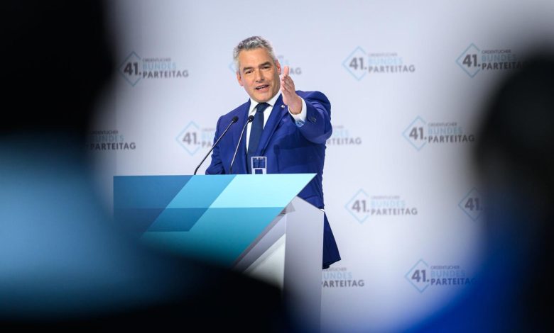 أقسم قسم الولاء لداعش.. محاكمة مراهق شيشاني في فيينا بتهمة تهديد المستشار النمساوي السابق Karl Nehammer بالقتل أقسم قسم الولاء لداعش.. محاكمة مراهق شيشاني في فيينا بتهمة تهديد المستشار النمساوي السابق Karl Nehammer بالقتل