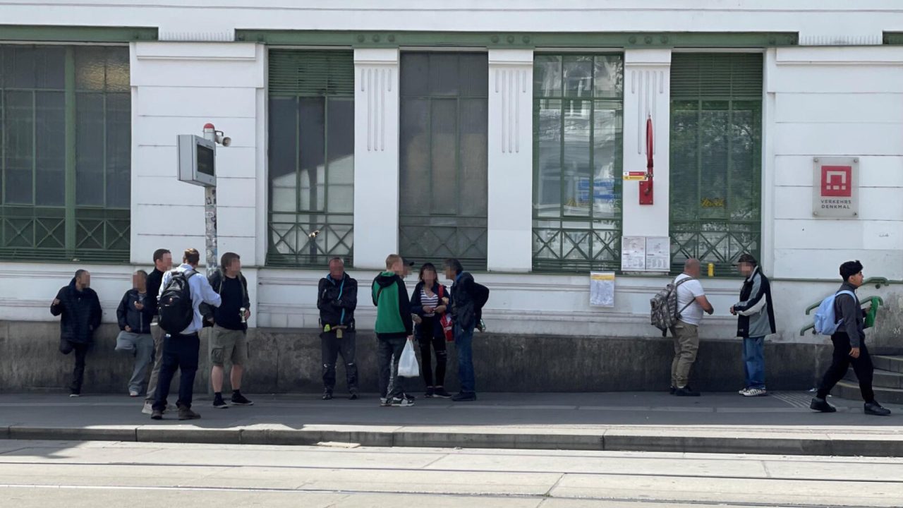 الى متى يستمر توافد المدمنون في النمسا إلى منطقة Gumpendorfer Straße في فيينا.. أين السلطات!؟ الى متى يستمر توافد المدمنون في النمسا إلى منطقة Gumpendorfer Straße في فيينا.. أين السلطات!؟