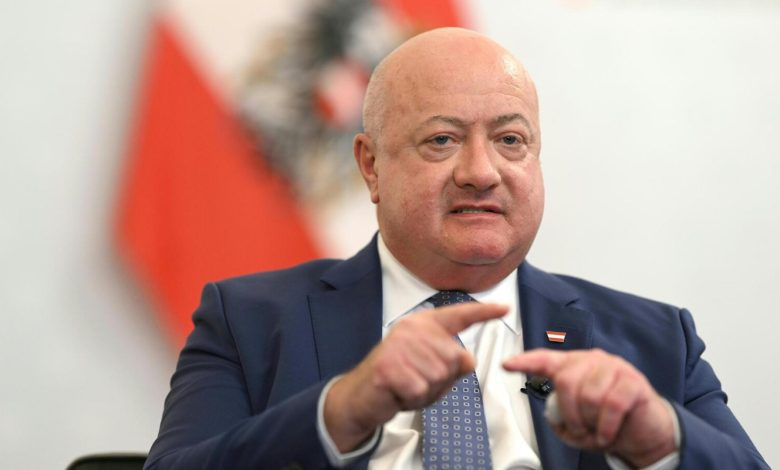 لإجراء “عملية روتينية”.. المستشار النمساوي Stocker يغيب عن مهامه لعلاج آلام الظهر