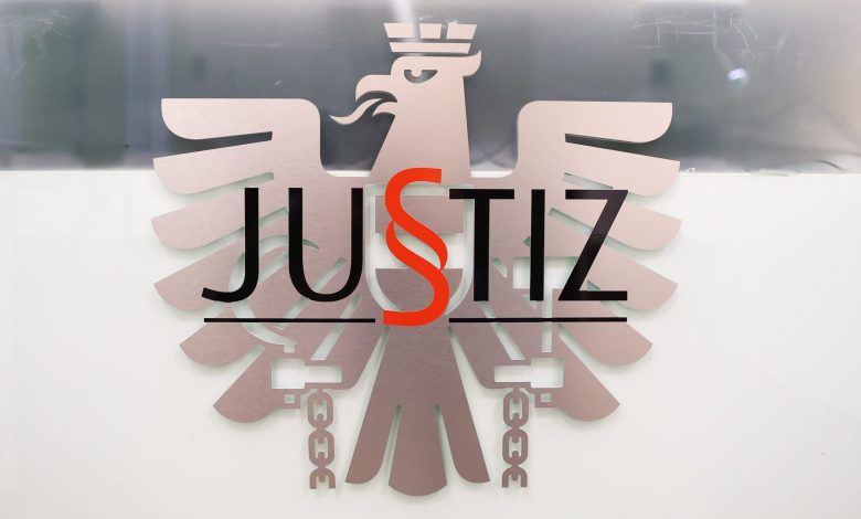 قانونيون بارزون في النمسا يحذرون من “هجمات على سيادة القانون” ويطالبون السياسيين بوقف انتقاد الأحكام القضائية قانونيون بارزون في النمسا يحذرون من “هجمات على سيادة القانون” ويطالبون السياسيين بوقف انتقاد الأحكام القضائية