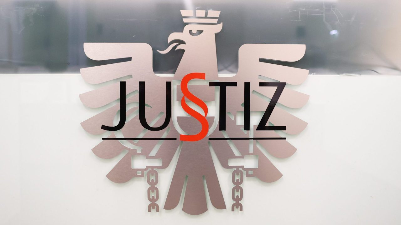 قانونيون بارزون في النمسا يحذرون من “هجمات على سيادة القانون” ويطالبون السياسيين بوقف انتقاد الأحكام القضائية قانونيون بارزون في النمسا يحذرون من “هجمات على سيادة القانون” ويطالبون السياسيين بوقف انتقاد الأحكام القضائية