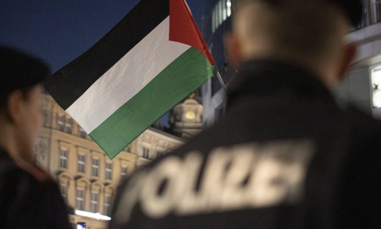 احتجازات واستخدام للمفرقعات النارية خلال مظاهرة مؤيدة لفلسطين في إنسبروك احتجازات واستخدام للمفرقعات النارية خلال مظاهرة مؤيدة لفلسطين في إنسبروك