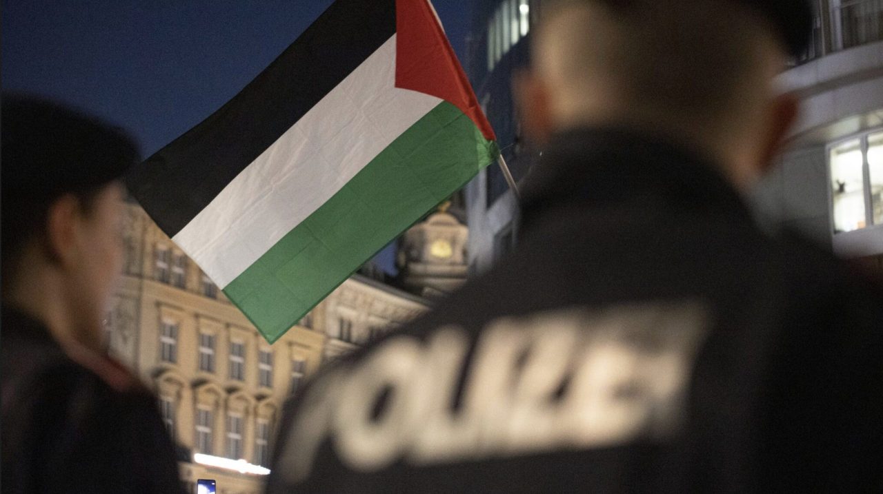 احتجازات واستخدام للمفرقعات النارية خلال مظاهرة مؤيدة لفلسطين في إنسبروك احتجازات واستخدام للمفرقعات النارية خلال مظاهرة مؤيدة لفلسطين في إنسبروك