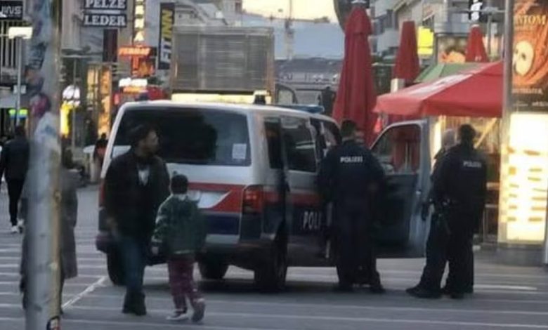 بعد محاولة لتجنب الحديث.. جزائري يطعن رجل ويسرق منه 50 يورو في فيينا 10 بعد محاولة لتجنب الحديث.. جزائري يطعن رجل ويسرق منه 50 يورو في فيينا 10