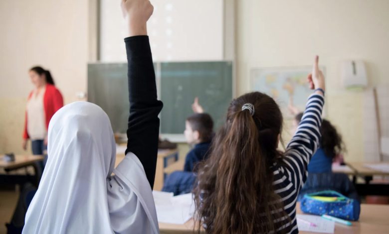 مئات يخططون لمظاهرة أمام المستشارية النمساوية احتجاجاً على قانون حظر الحجاب في المدارس مئات يخططون لمظاهرة أمام المستشارية النمساوية احتجاجاً على قانون حظر الحجاب في المدارس
