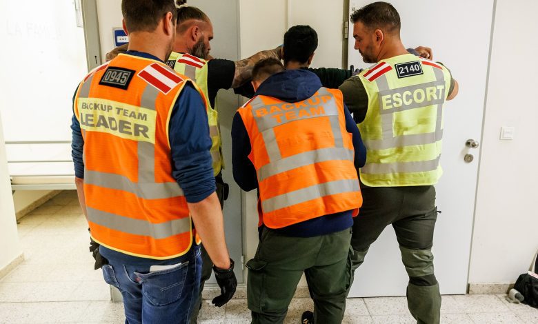 النمسا ترحّل 11 شخصًا في عملية تسيير مشتركة.. ووزير الداخلية يؤكد أن الطريق الصارم مستمر النمسا ترحّل 11 شخصًا في عملية تسيير مشتركة.. ووزير الداخلية يؤكد أن الطريق الصارم مستمر