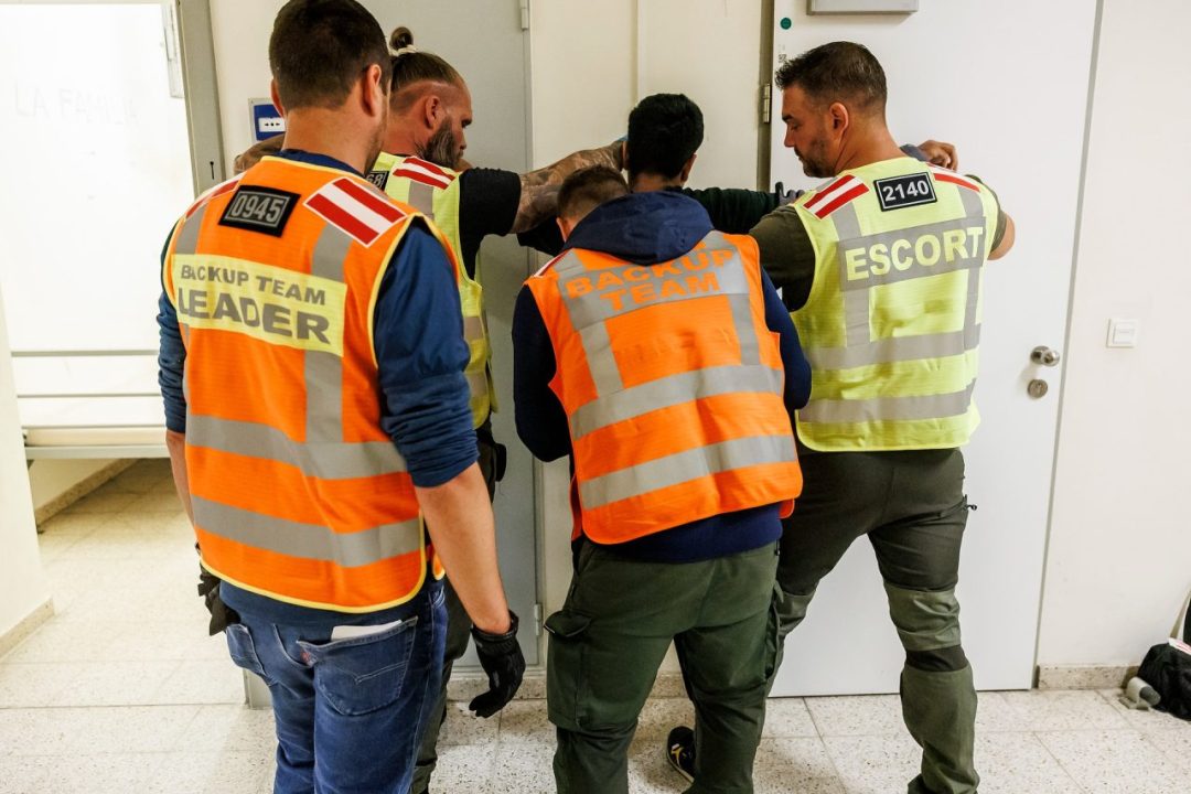 النمسا ترحّل 11 شخصًا في عملية تسيير مشتركة.. ووزير الداخلية يؤكد أن الطريق الصارم مستمر النمسا ترحّل 11 شخصًا في عملية تسيير مشتركة.. ووزير الداخلية يؤكد أن الطريق الصارم مستمر
