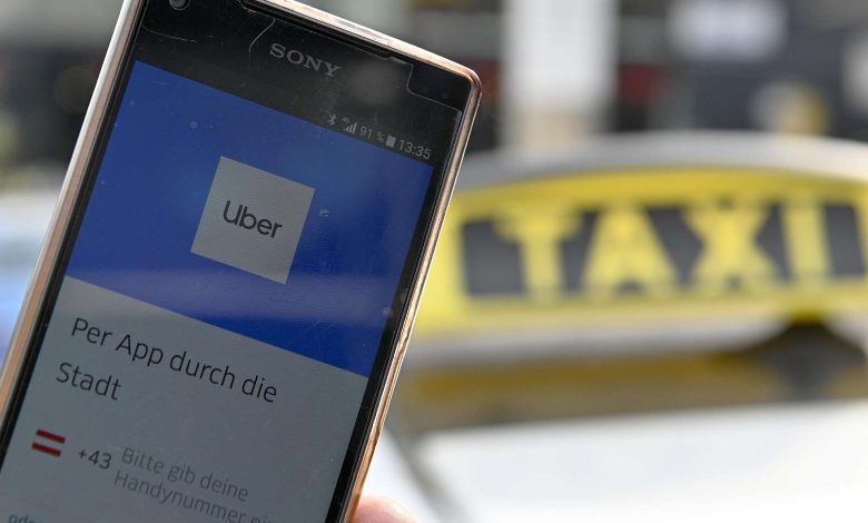 أكثر من 1,000 سيارة أجرة تتظاهر في فيينا ضد Uber و Bolt وتطالب بتوحيد التعرفة وحماية المنطقة أكثر من 1,000 سيارة أجرة تتظاهر في فيينا ضد Uber و Bolt وتطالب بتوحيد التعرفة وحماية المنطقة
