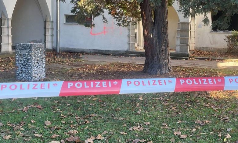 حريق ورموز نازية.. محاكمة نمساوي – تركي متهم بالهجوم الحارق على مقبرة Zentralfriedhof اليهودية في فيينا حريق ورموز نازية.. محاكمة نمساوي – تركي متهم بالهجوم الحارق على مقبرة Zentralfriedhof اليهودية في فيينا