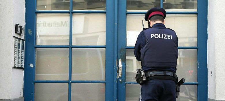 أنقذه رجال الإطفاء.. اعتقال شاب سرق شقة جدته وقفز من الطابق الرابع في فيينا