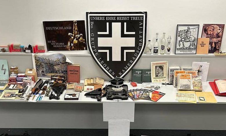 أمن الدولة يضبط متعلقات نازية وأسلحة ومخدرات في Leoben بشتايرمارك عند نمساوي (44 عامًا) أمن الدولة يضبط متعلقات نازية وأسلحة ومخدرات في Leoben بشتايرمارك عند نمساوي (44 عامًا)