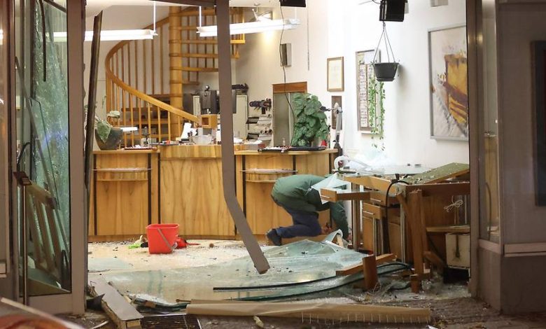 جناة يستخدمون مركبة لاقتحام مدخل متجر مجوهرات في Wels بالنمسا العليا في عملية سطو خاطفة جناة يستخدمون مركبة لاقتحام مدخل متجر مجوهرات في Wels بالنمسا العليا في عملية سطو خاطفة