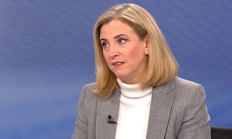 بعد خطة ترامب.. وزيرة الخارجية النمساوية تدعو لتوحيد الصوت الأوروبي وتصف نقاطاً في الخطة الأمريكية بـ “الساخرة” بعد خطة ترامب.. وزيرة الخارجية النمساوية تدعو لتوحيد الصوت الأوروبي وتصف نقاطاً في الخطة الأمريكية بـ “الساخرة”