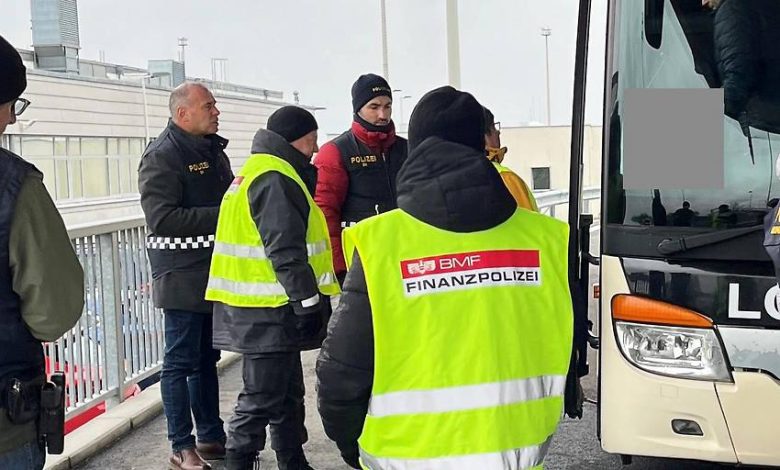 الشرطة تكشف عن 20 حالة احتيال اجتماعي في حملة تفتيش كبرى في بورغنلاند الشرطة تكشف عن 20 حالة احتيال اجتماعي في حملة تفتيش كبرى في بورغنلاند