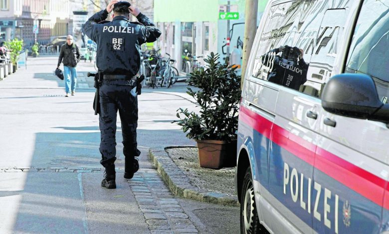 توقيف مراهق سوري في شقة والديه بفيينا للاشتباه بتورطه في حادثة طعن كادت تودي بحياة شاب يبلغ من العمر 17 عاماً توقيف مراهق سوري في شقة والديه بفيينا للاشتباه بتورطه في حادثة طعن كادت تودي بحياة شاب يبلغ من العمر 17 عاماً