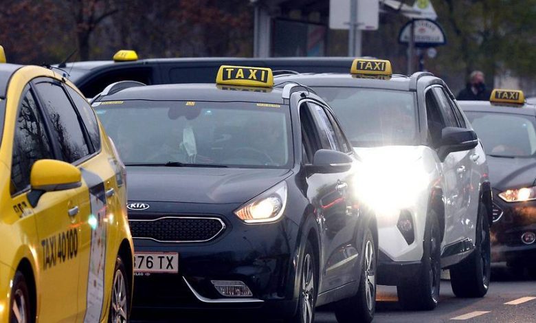 مظاهرة حاشدة لسيارات الأجرة في فيينا احتجاجاً على Uber وBolt تطالب بتوحيد التسعيرة وإلغاء حرب الأسعار
