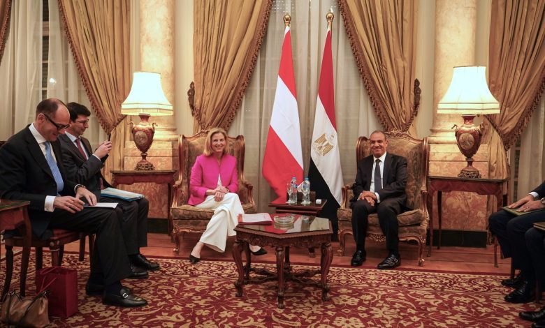 وزيرة خارجية النمسا تلتقي نظيرها المصري في القاهرة وتشدد على دور مصر “كمرسى استقرار” في المنطقة وزيرة خارجية النمسا تلتقي نظيرها المصري في القاهرة وتشدد على دور مصر “كمرسى استقرار” في المنطقة