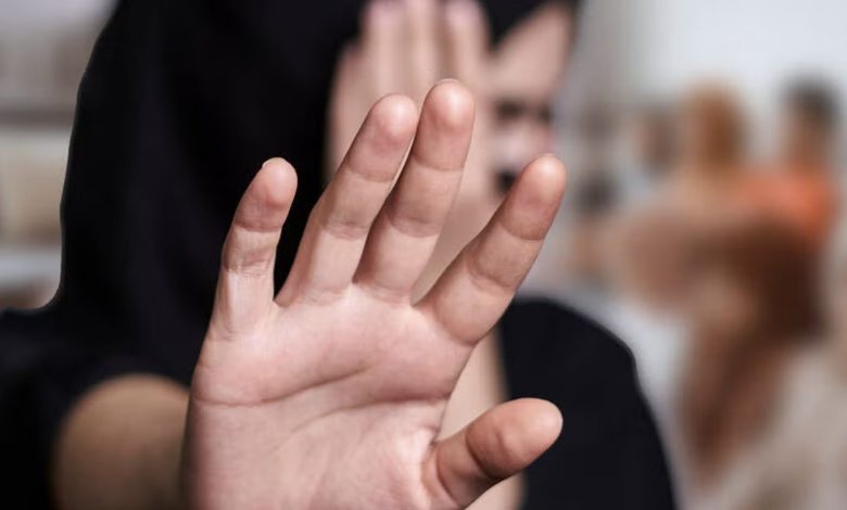 اعتقال سورِي بتهمة العنف المتكرر والاعتداء بالضرب على زوجته وأبنائه الثمانية في كلاغنفورت جنوب النمسا اعتقال سورِي بتهمة العنف المتكرر والاعتداء بالضرب على زوجته وأبنائه الثمانية في كلاغنفورت جنوب النمسا