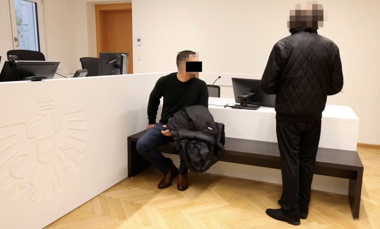 الضحية طلب 10 آلاف يورو.. السجن مع وقف التنفيذ لصربي اعتدى على عامل توصيل سوري مع تعويض 300 يورو فقط الضحية طلب 10 آلاف يورو.. السجن مع وقف التنفيذ لصربي اعتدى على عامل توصيل سوري مع تعويض 300 يورو فقط