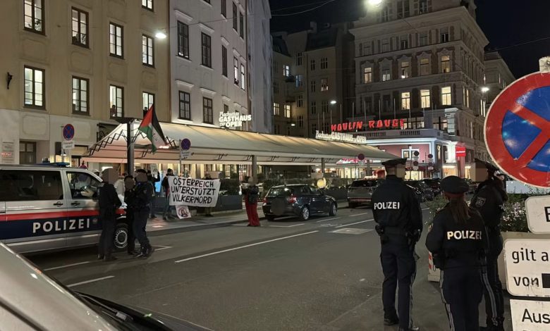 محتجون مؤيدون لغزة يهاجمون حفل توزيع جائزة Arik-Brauer للصحافة لعام 2025 في فيينا محتجون مؤيدون لغزة يهاجمون حفل توزيع جائزة Arik-Brauer للصحافة لعام 2025 في فيينا