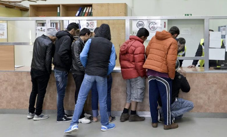 ولايات أخرى تتبنى النموذج.. إلزام طالبي اللجوء بالعمل في بورغنلاند بخدمة الشتاء والحدائق العامة ولايات أخرى تتبنى النموذج.. إلزام طالبي اللجوء بالعمل في بورغنلاند بخدمة الشتاء والحدائق العامة