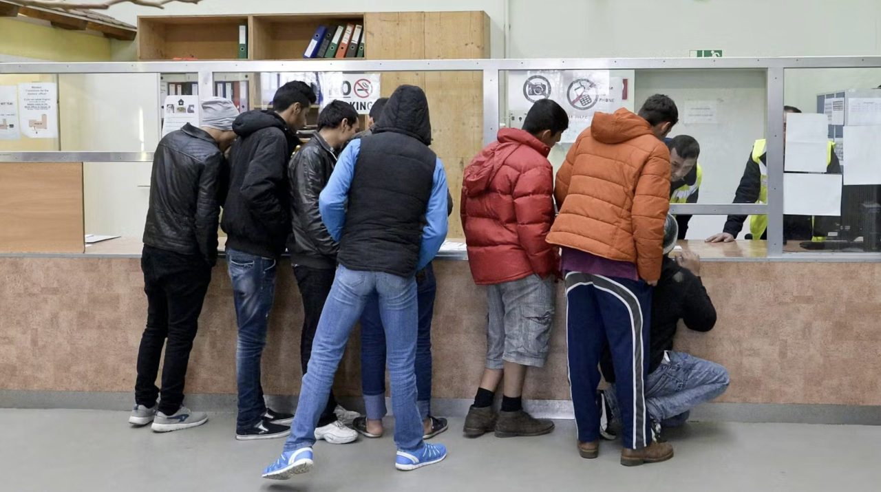 ولايات أخرى تتبنى النموذج.. إلزام طالبي اللجوء بالعمل في بورغنلاند بخدمة الشتاء والحدائق العامة ولايات أخرى تتبنى النموذج.. إلزام طالبي اللجوء بالعمل في بورغنلاند بخدمة الشتاء والحدائق العامة