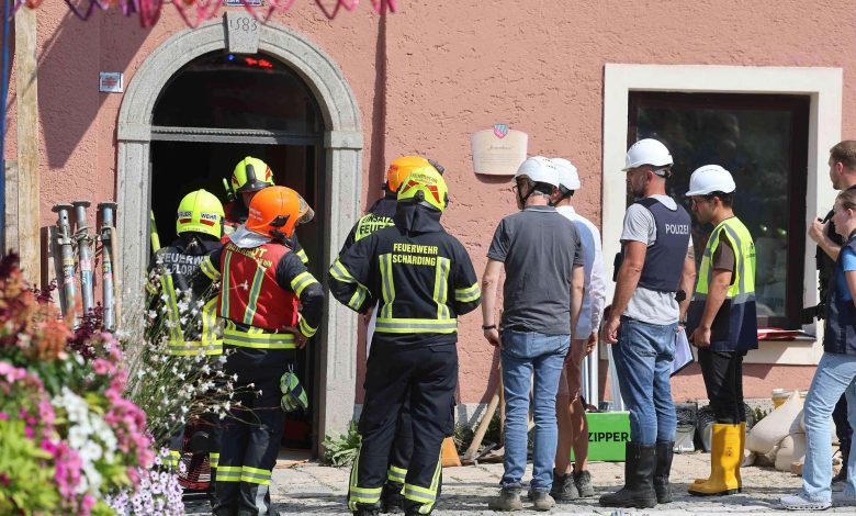 ثمانية أشهر مع وقف التنفيذ وغرامة 80 ألف يورو لمالك العقار بعد وفاة عاملين سوريين في حادث انهيار بناء تاريخي بالنمسا العليا ثمانية أشهر مع وقف التنفيذ وغرامة 80 ألف يورو لمالك العقار بعد وفاة عاملين سوريين في حادث انهيار بناء تاريخي بالنمسا العليا
