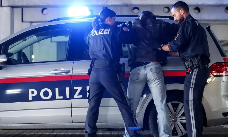 اطلاق طلقات تحذيرية لضبط عصابة تشيلية اقتحمت منزلاً في كيرنتن بعد عملية سطو ومطاردة اطلاق طلقات تحذيرية لضبط عصابة تشيلية اقتحمت منزلاً في كيرنتن بعد عملية سطو ومطاردة