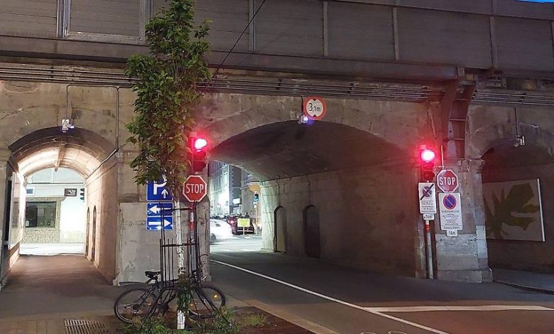 اشتباكات منفصلة في Innsbruck عاصمة تيرول.. إصابات بين ثلاث نمساويين في شجار وأعمال عنف بين سوريين تنتهي بطعن اشتباكات منفصلة في Innsbruck عاصمة تيرول.. إصابات بين ثلاث نمساويين في شجار وأعمال عنف بين سوريين تنتهي بطعن