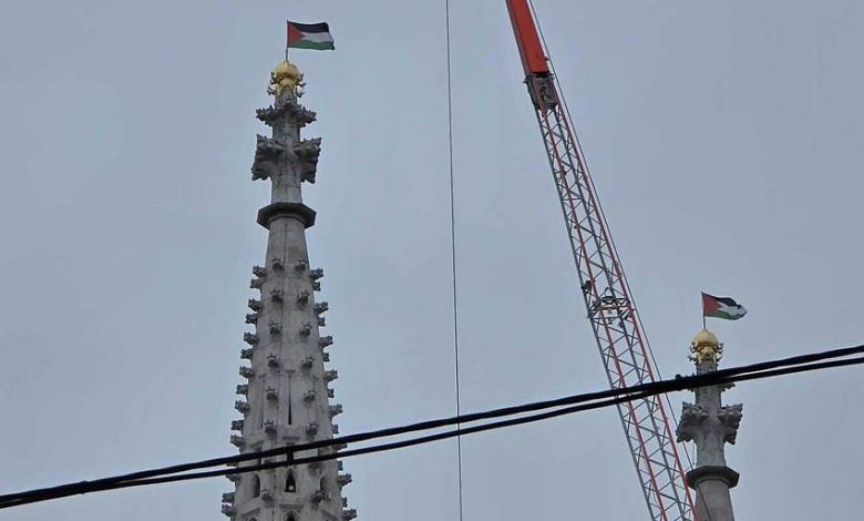 بعد ثلاثة أيام.. رافعة تزيل أعلام فلسطينية رُفعت على كنيسة “Votivkirche” وسط العاصمة النمساوية فيينا بعد ثلاثة أيام.. رافعة تزيل أعلام فلسطينية رُفعت على كنيسة “Votivkirche” وسط العاصمة النمساوية فيينا