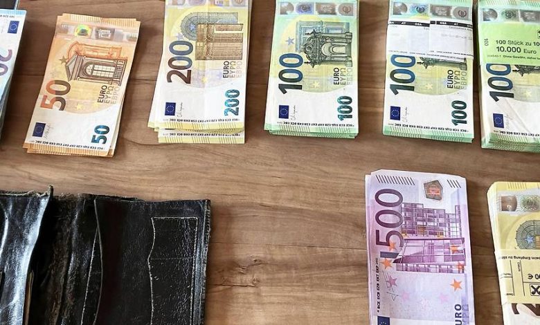 حملة أمنية واسعة النطاق في قطاع الضيافة في تيرول للاشتباه في تهرب عائلي من دفع ضرائب تجاوزت 200 ألف يورو حملة أمنية واسعة النطاق في قطاع الضيافة في تيرول للاشتباه في تهرب عائلي من دفع ضرائب تجاوزت 200 ألف يورو