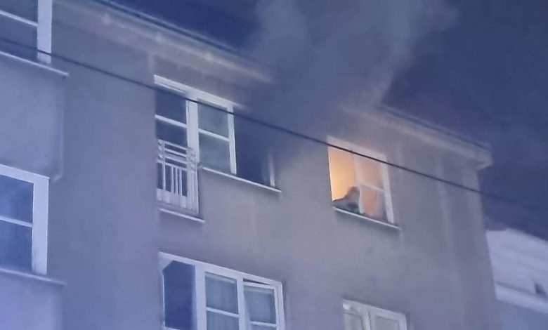 فرقة الإطفاء تنقذ أماً وطفليها حوصروا داخل شقة مشتعلة في فيينا منطقة Ottakring فرقة الإطفاء تنقذ أماً وطفليها حوصروا داخل شقة مشتعلة في فيينا منطقة Ottakring