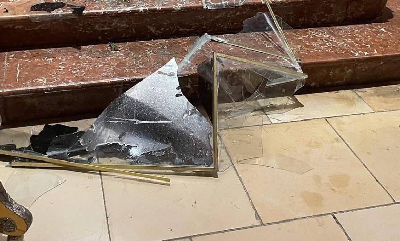 تدمير أربع خزائن عرض لتركيب فني معاصر في كنيسة اليسوعيين في فيينا تدمير أربع خزائن عرض لتركيب فني معاصر في كنيسة اليسوعيين في فيينا