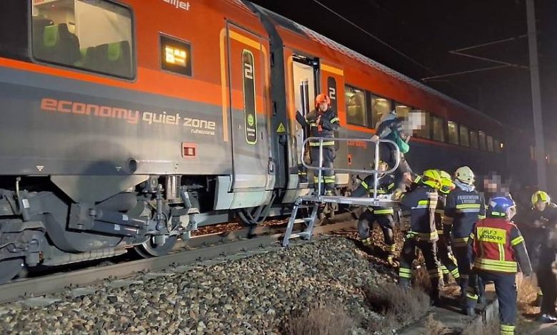إجلاء 160 راكباً من قطار “Railjet” بعد تعطل محركه وسط المسار بـ Loosdorf في النمسا السفلى إجلاء 160 راكباً من قطار “Railjet” بعد تعطل محركه وسط المسار بـ Loosdorf في النمسا السفلى