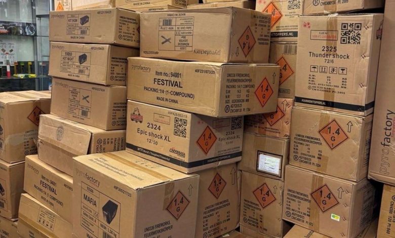 مخالفات تصل إلى 3600 يورو.. ضبط مئات الكيلوجرامات من الألعاب النارية غير القانونية داخل محل تجاري في فيينا Floridsdorf مخالفات تصل إلى 3600 يورو.. ضبط مئات الكيلوجرامات من الألعاب النارية غير القانونية داخل محل تجاري في فيينا Floridsdorf