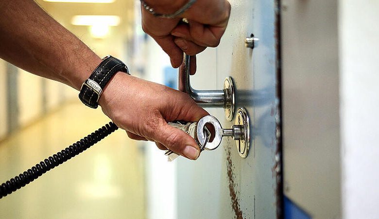 توجيه تهمة الخطف والتهديد بالقتل ضد عراقي بعد إشارة نجدة من طفلة في فيينا توجيه تهمة الخطف والتهديد بالقتل ضد عراقي بعد إشارة نجدة من طفلة في فيينا