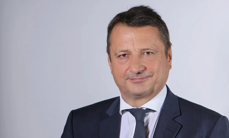 في سابقة تاريخية.. نائب نمساوي يلقي أول خطاب برلماني باستخدام “الآفاتار الصوتي” لدعم النواب من ذوي الإعاقة