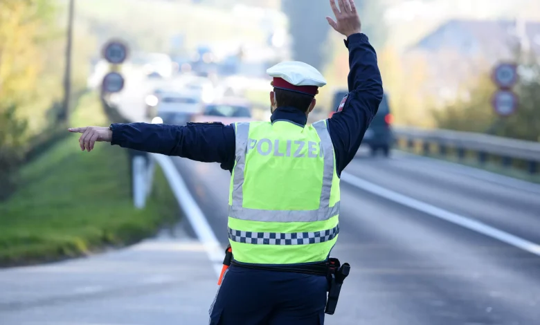 لا تملك رخصة قيادة.. توقيف امرأة من كارنتن ألقت على الشرطة فضلاتها خلال تفتيش مروري في كارنتن
