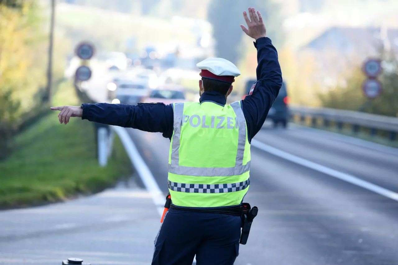 لا تملك رخصة قيادة.. توقيف امرأة من كارنتن ألقت على الشرطة فضلاتها خلال تفتيش مروري في كارنتن