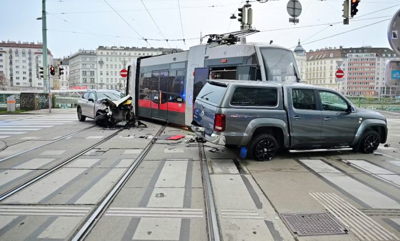إصابة شخصين في فيينا Leopoldstadt إثر انحراف ترام عن مساره واصطدامه بسيارتين إصابة شخصين في فيينا Leopoldstadt إثر انحراف ترام عن مساره واصطدامه بسيارتين