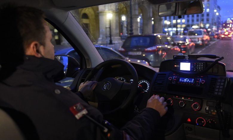سيدة تتعرف على سيارتها المسروقة.. مطاردة مثيرة تنتهي باعتقال نمساويين في فيينا سيدة تتعرف على سيارتها المسروقة.. مطاردة مثيرة تنتهي باعتقال نمساويين في فيينا