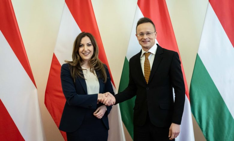 وزير خارجية المجر: علاقاتنا ستكون “أفضل وأوثق” لو كان حزب FPÖ في السلطة ويصف الحكومة النمساوية بـ “ائتلاف الخاسرين” وزير خارجية المجر: علاقاتنا ستكون “أفضل وأوثق” لو كان حزب FPÖ في السلطة ويصف الحكومة النمساوية بـ “ائتلاف الخاسرين”